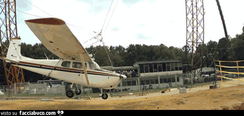 Gif animata: aereo Cessna che si distrugge in atterraggio