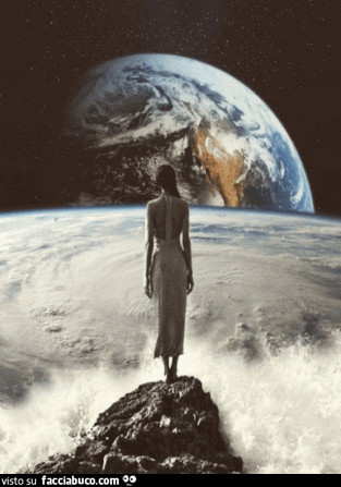 Gif animata: donna in piedi con la terra che gira