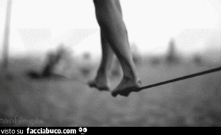 Gif animata. In equilibrio sulla corda in spiaggia