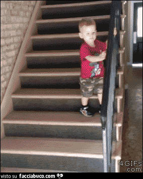 Gif animata bimbo che scende le scale e cade