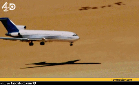 Gif animata aereo di linea si disintegra atterrando sulla sabbia