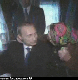Gif animata: la vecchia bacia Putin