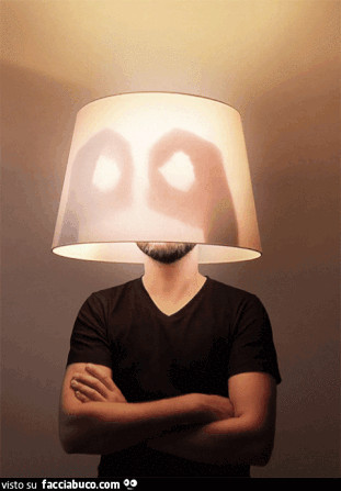 Gif animata occhi dentro la lampada