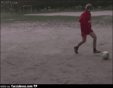 Gif animata: ragazzino tira una pallonata e colpisce la vecchia facendola cadere a terra